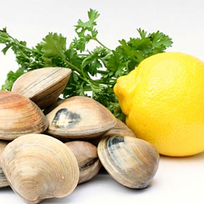 Cassolette de coquillage et fruits de mer aux pétales d’ail et poivrons