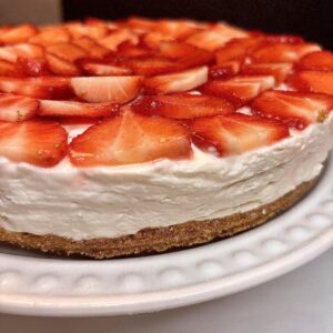 Cheesecake aux fraises macérées, rehaussé d’un coulis érable-balsama blanc.